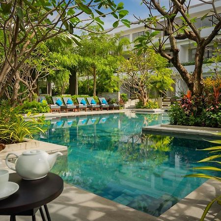 Eightfold Urban Resort Сиемрип Экстерьер фото The swimming pool at the hotel
