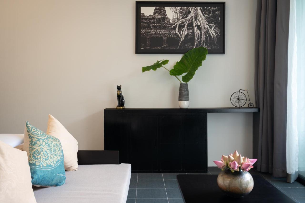Eightfold Urban Resort Сиемрип Экстерьер фото A living room in a modern house