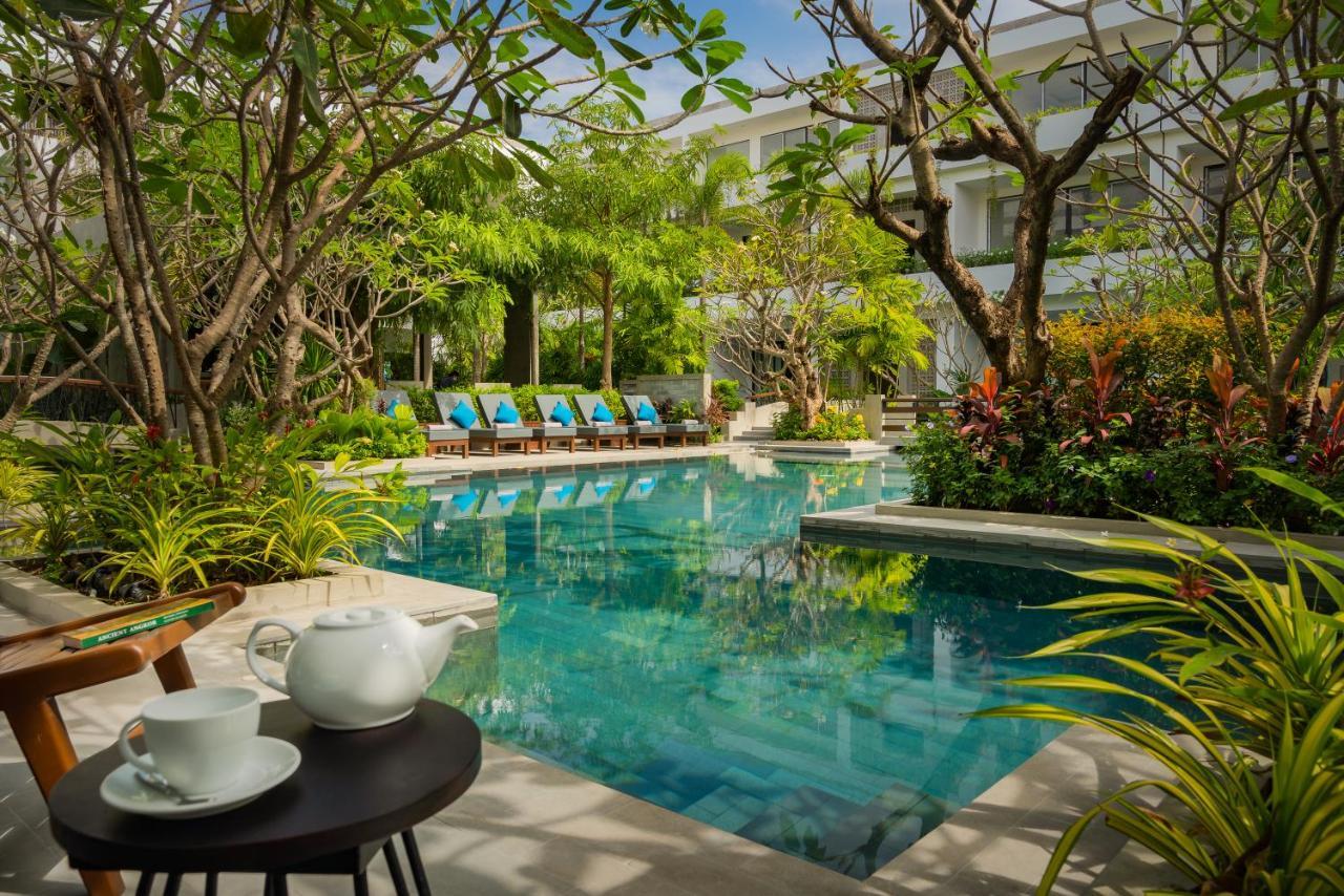 Eightfold Urban Resort Сиемрип Экстерьер фото The swimming pool at the hotel
