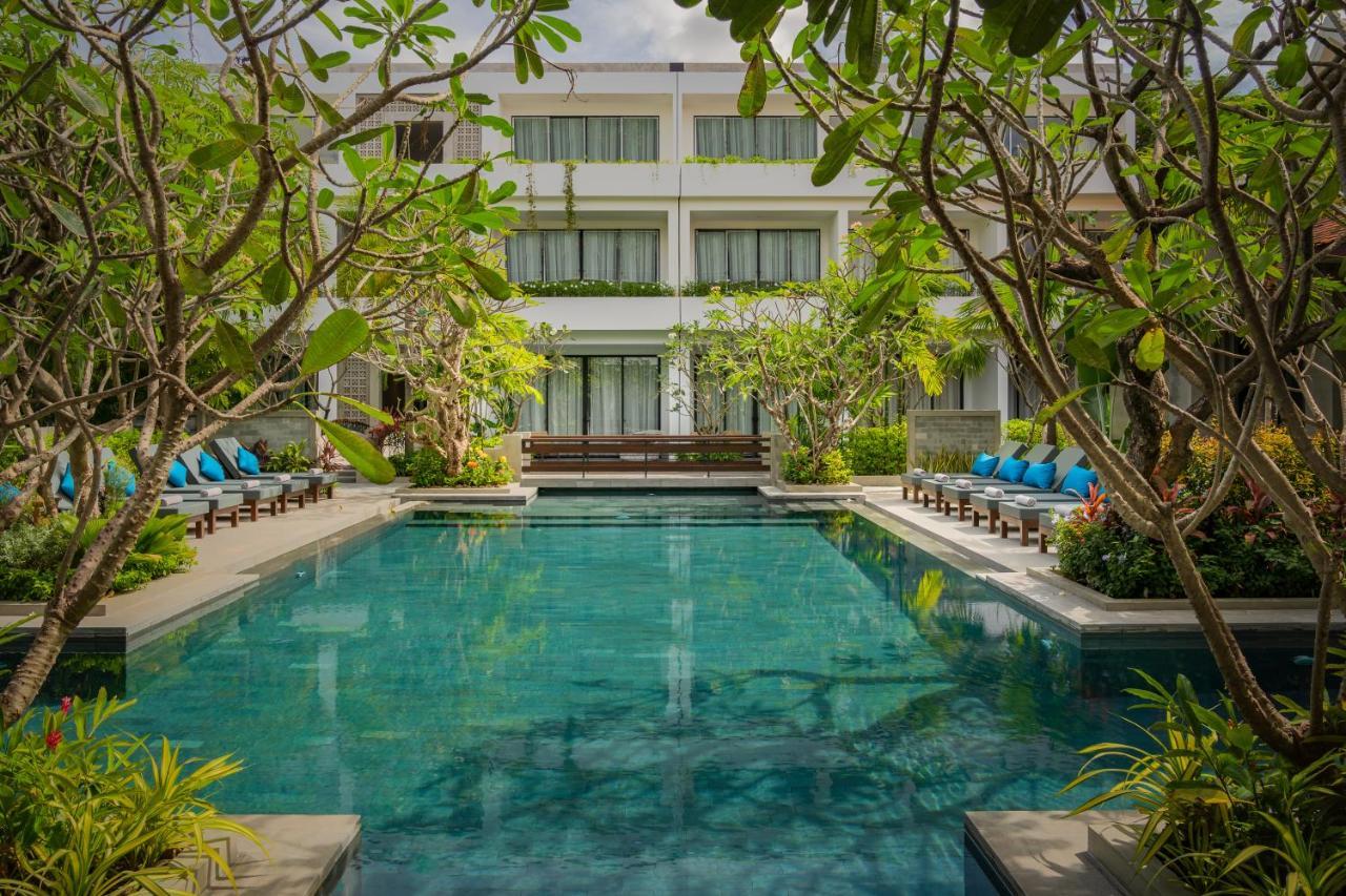 Eightfold Urban Resort Сиемрип Экстерьер фото The hotel's swimming pool