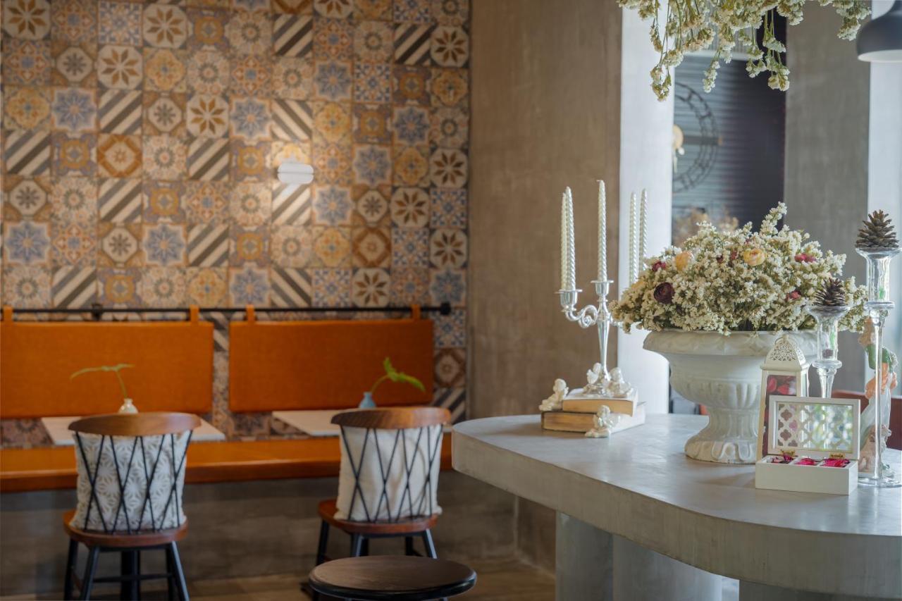 Eightfold Urban Resort Сиемрип Экстерьер фото Interior of the restaurant