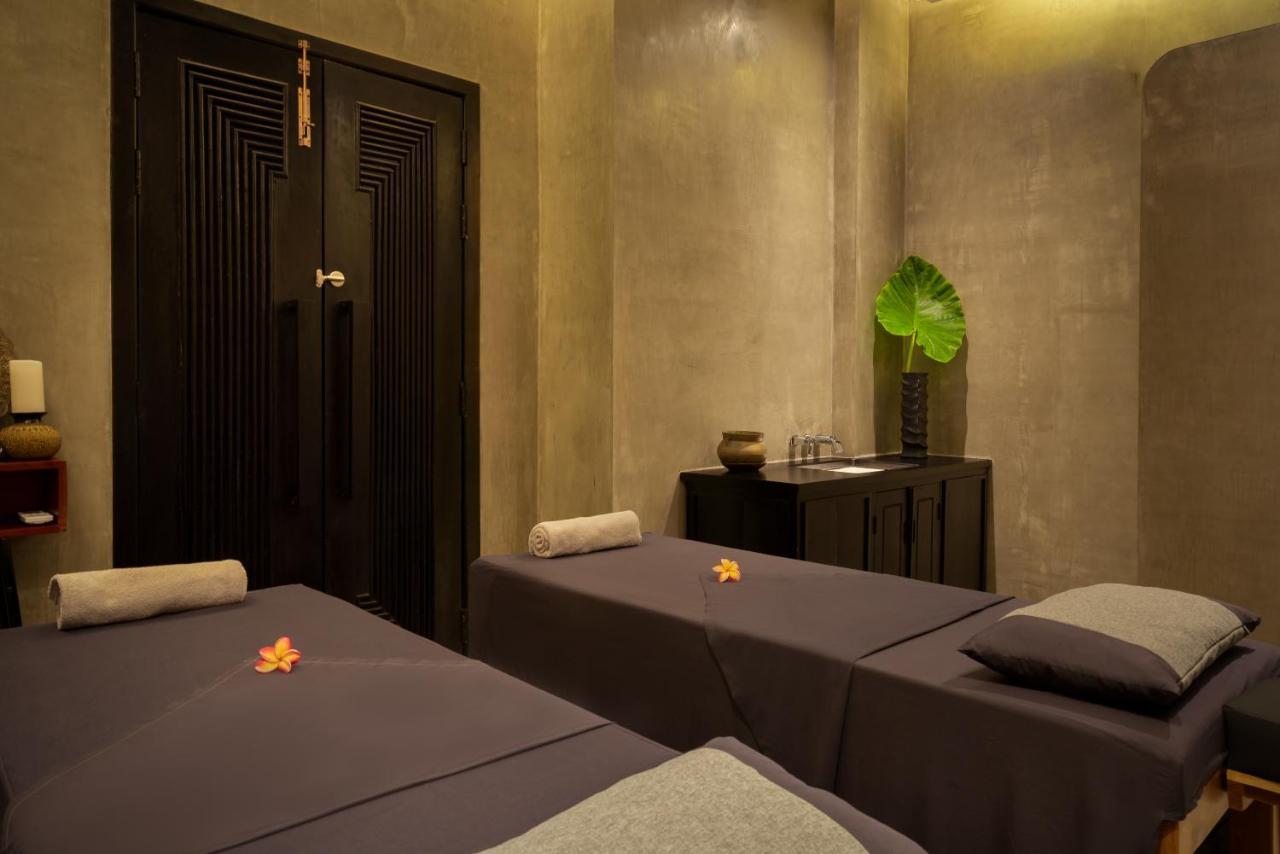 Eightfold Urban Resort Сиемрип Экстерьер фото A spa treatment room