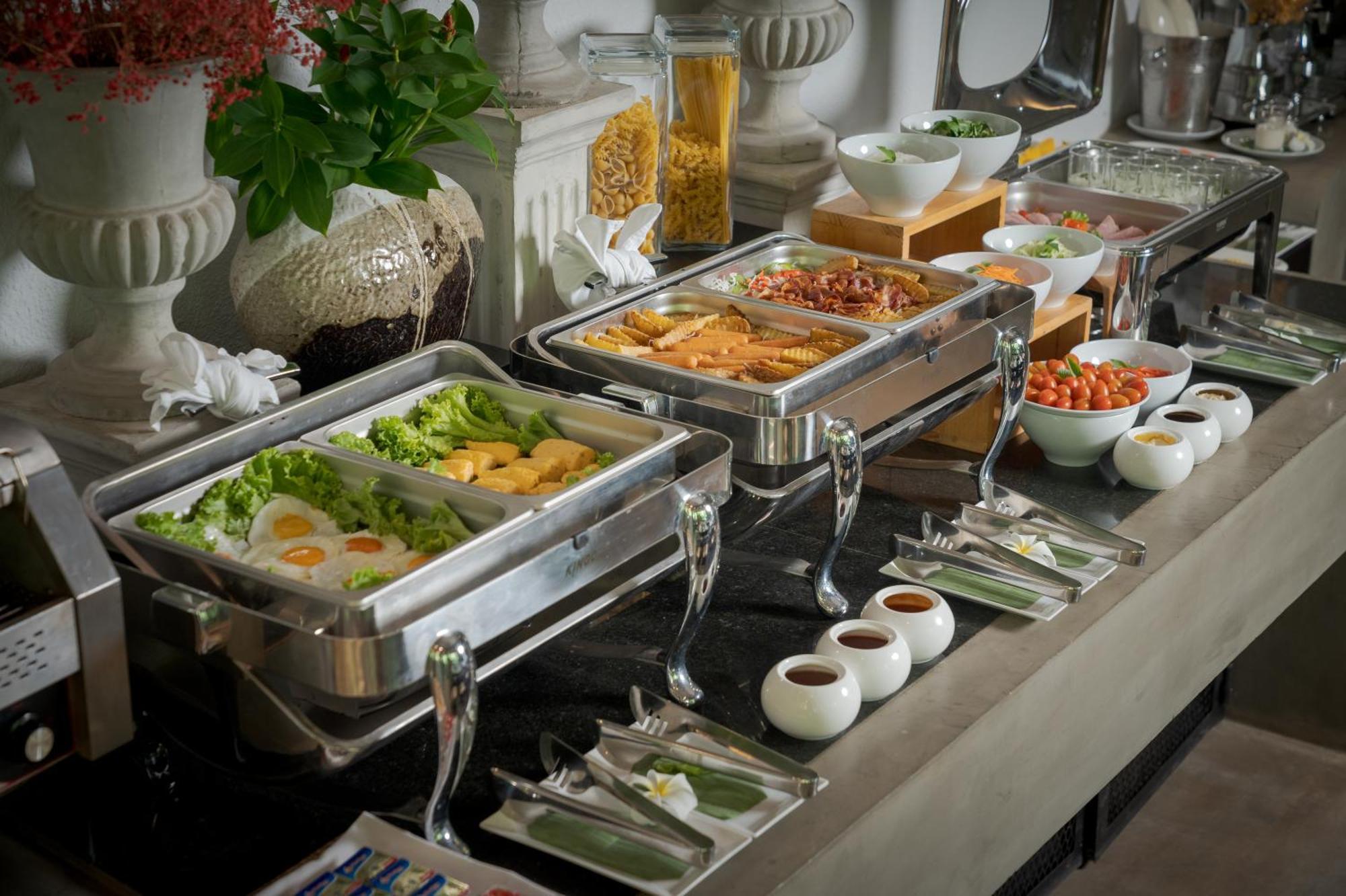Eightfold Urban Resort Сиемрип Экстерьер фото A buffet at a hotel