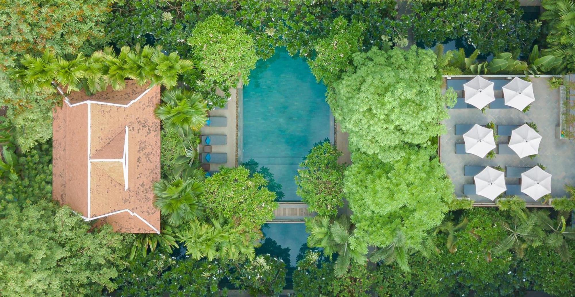 Eightfold Urban Resort Сиемрип Экстерьер фото Aerial view of the pool at the hotel