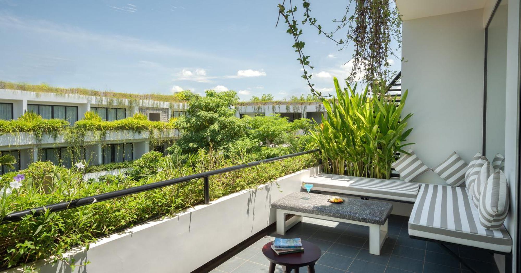 Eightfold Urban Resort Сиемрип Экстерьер фото A balcony at the hotel