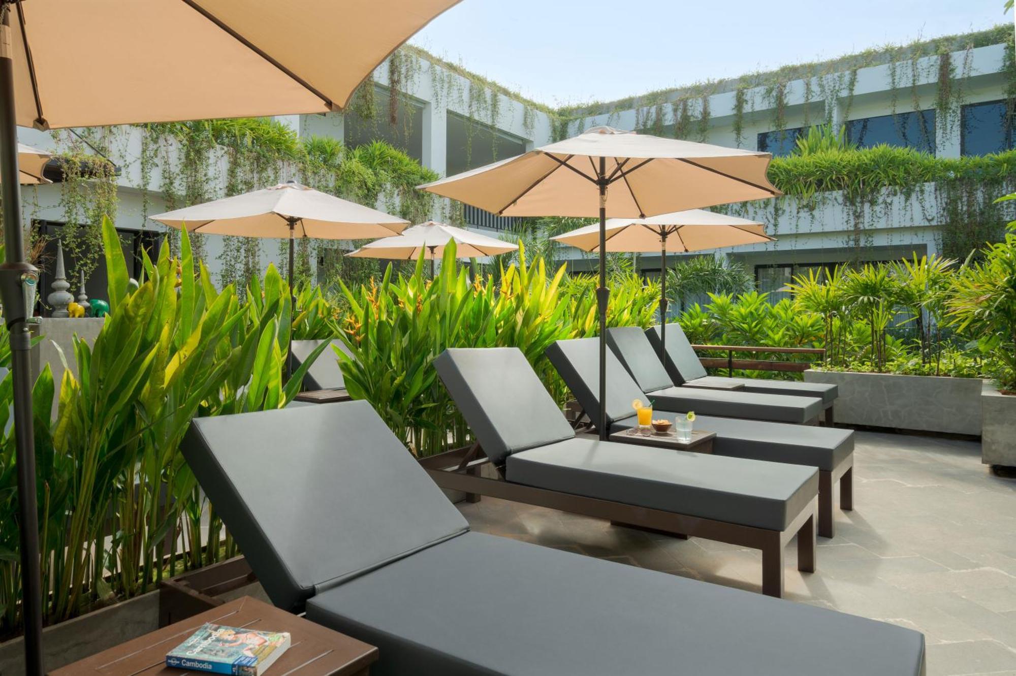 Eightfold Urban Resort Сиемрип Экстерьер фото Pool Deck